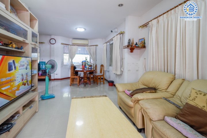 *****บ้านเดี่ยวมือสอง ม.อาภา1 ราชพฤกษ์ เนื้อที่ 53.1 ตร.ว. ฟังก์ชัน 3 ห้องนอน 3 ห้องน้ำ 2 ที่จอดรถ พื้นที่ใช้สอย 190 ตร.ม. การเดินทางสะดวก เชื่อมต่อถนนราชพฤกษ์, ถนนจรัญสนิทวงศ์, วงเวียนพระราม5 ใกล้รถไฟฟ้าสายสีแดง "สถานีตลิ่งชัน" และจุดขึ้นทางด่วน "ศรีรัช"